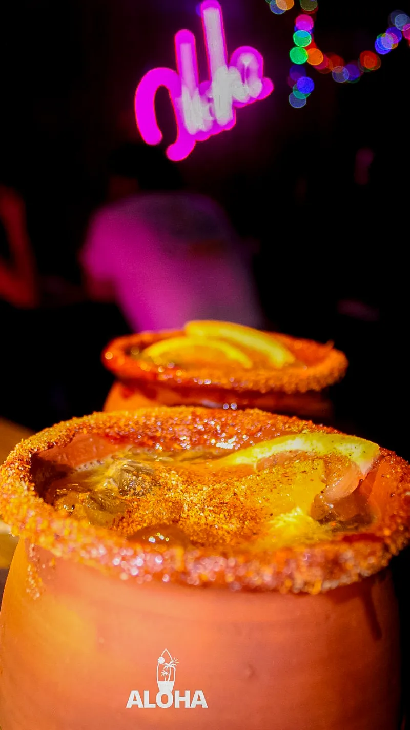 Cantaritos de barro con escarcha de chile y neón rosa Aloha al fondo