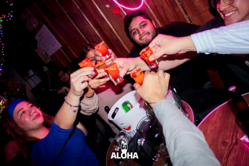 Cheers grupal con shots escarchados en Aloha Bar