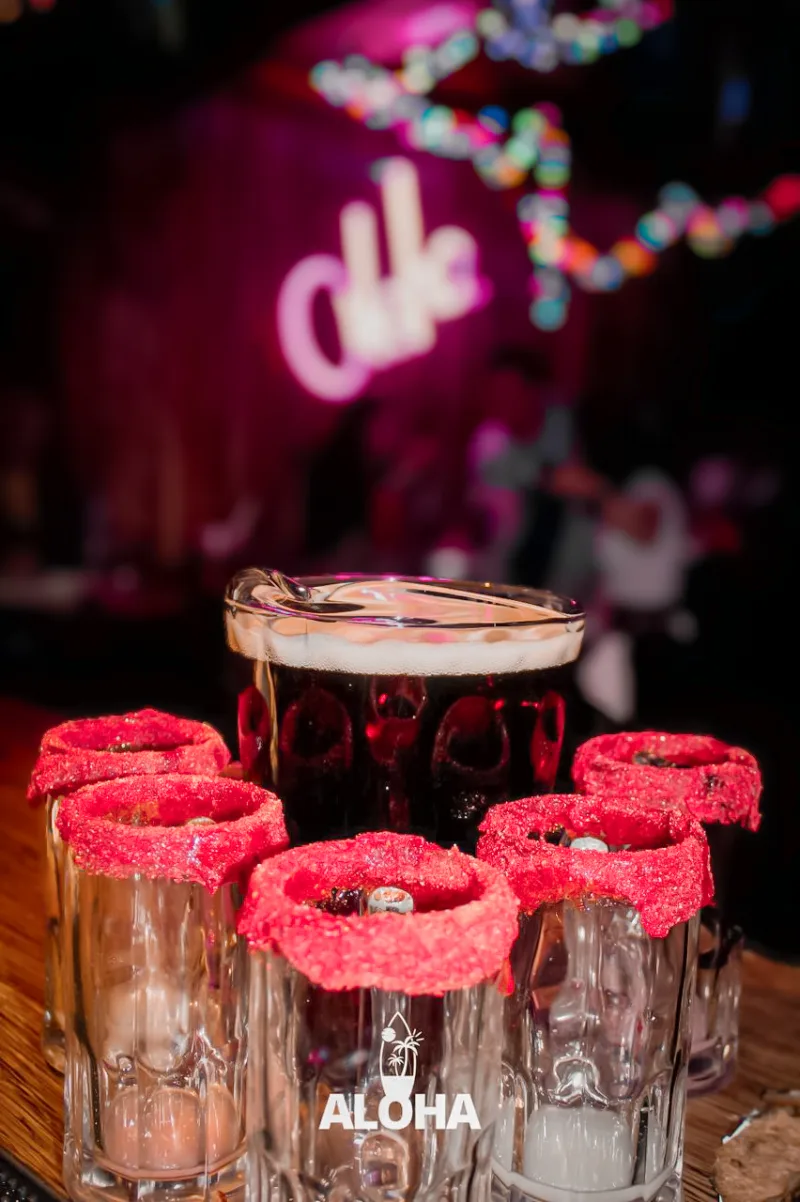 Cubeta de cerveza con shots rim chamoy en Aloha Bar