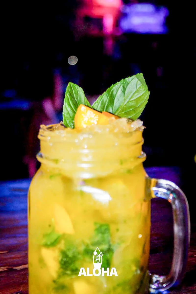 Mojito de mango en jarra mason con menta y dado de mango